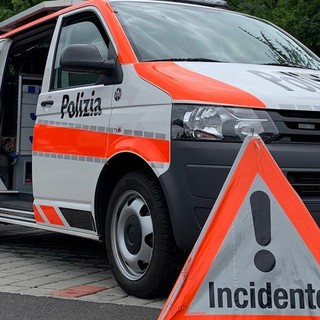 Auto si scontra con un camion e finisce nella scarpata: giovane di 24 anni grave in Canton Ticino