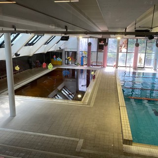 Infiltrazioni di terra, alla piscina la vasca dei piccoli appare scura