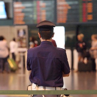 Controlli di polizia e carabinieri a Malpensa: un arresto e sette espulsioni