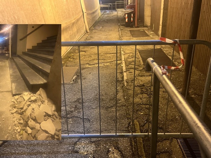 L'area sbarrata al PalAriosto dove sono caduti calcinacci stasera L'area sbarrata al PalAriosto dove sono caduti calcinacci stasera