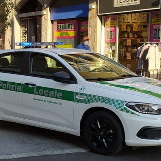 Fuga folle tra Legnano e Arluno: inseguito dalla Polizia locale, si schianta contro un cancello Fuga folle tra Legnano e Arluno: inseguito dalla Polizia locale, si schianta contro un cancello