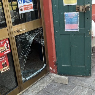 Ladri spaccano la porta dell'Ardor per fuggire con 100 euro