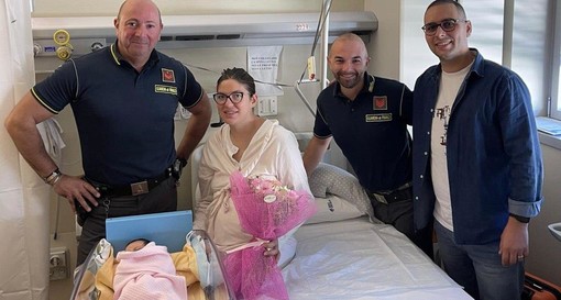 Fiamme gialle e fiocco rosa: donna incinta bloccata nel traffico scortata in ospedale per partorire