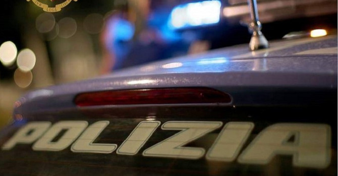 Giovane aggredito a calci e pugni sul treno per Varese: la polizia di Busto arresta tre uomini per tentata rapina Giovane aggredito a calci e pugni sul treno per Varese: la polizia di Busto arresta tre uomini per tentata rapina