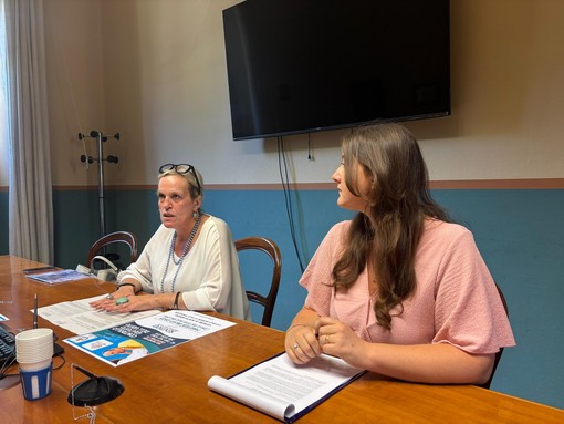L'assessore Reguzzoni e la dottoressa Orlandi in conferenza stampa a Palazzo Gilardoni