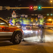 Folle fuga in Canton Ticino, auto in contromano sull’A2: inseguimento e schianto in galleria, feriti due agenti Folle fuga in Canton Ticino, auto in contromano sull’A2: inseguimento e schianto in galleria, feriti due agenti