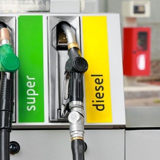 Carburanti, l’allarme dei consumatori: stangata benzina, quasi 9 euro in più per un pieno
