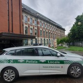 Prima le minacce ai bar, poi l'aggressione alla Polizia locale