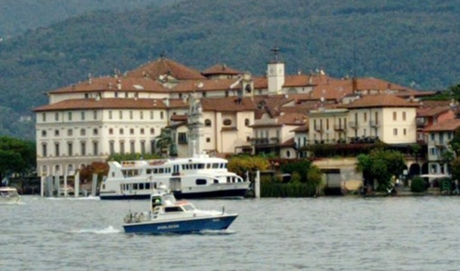 Turista tedesco getta rifiuti nel lago Maggiore: ora dovrà pagare 2.500 di multa