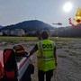 Continua a bruciare ma è sotto controllo l'incendio di Como. Ancora odore di fumo in alcune zone del Varesotto Continua a bruciare ma è sotto controllo l'incendio di Como. Ancora odore di fumo in alcune zone del Varesotto