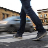 Nuovo Codice della strada, stretta sui pedoni: multa da 75 euro per chi attraversa guardando lo smartphone Nuovo Codice della strada, stretta sui pedoni: multa da 75 euro per chi attraversa guardando lo smartphone