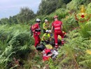 I soccorritori in azione tra i boschi della Forcora dopo il ritrovamento della donna