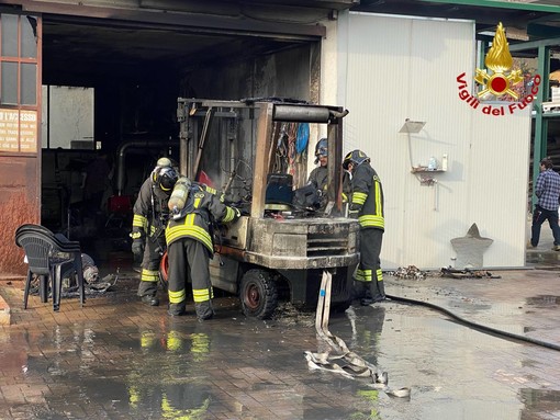 FOTO. Incendio in una officina idraulica di Venegono Inferiore: intervengono i vigili del fuoco