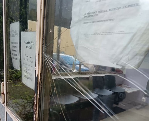 Pietre contro le vetrate e minacce ai Servizi sociali di Busto. Il sindacato Adl: «Si intervenga»