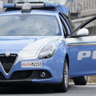 Ruba al supermercato e fugge tra le auto: preso dalla polizia