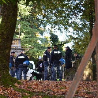 L'operazione delle forze dell'ordine a Villa Augusta e, sotto nella seconda foto in gallery, in piazza Repubblica L'operazione delle forze dell'ordine a Villa Augusta e, sotto nella seconda foto in gallery, in piazza Repubblica