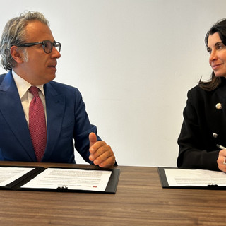 La firma tra Michaela Castelli, presidente Sea e Mauro Vitiello, presidente della Camera di Commercio di Varese e di Fondazione Varese Welcome