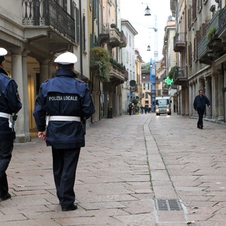 Polizia locale, a Varese in un anno dimezzate le violazioni al codice della strada con 7 mila ore di lavoro in più