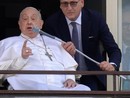 Papa Francesco mentre si affaccia dal Gemelli dopo il lungo ricovero iniziato il 14 febbraio