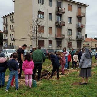 Gli alunni della Maria Ausiliatrice piantano sedici nuovi alberi al parco dei Platani