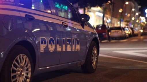 Rissa e lancio di bottiglie di vetro. Istanti di paura in centro a Busto: «Eravamo pietrificati»