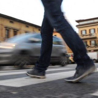 Nuovo Codice della strada, stretta sui pedoni: multa da 75 euro per chi attraversa guardando lo smartphone