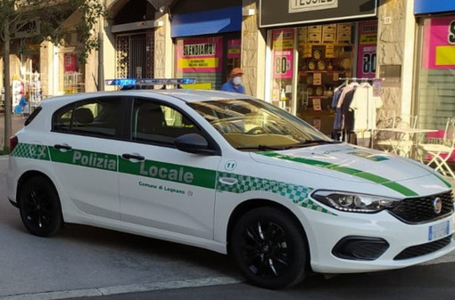 Fuga folle tra Legnano e Arluno: inseguito dalla Polizia locale, si schianta contro un cancello Fuga folle tra Legnano e Arluno: inseguito dalla Polizia locale, si schianta contro un cancello