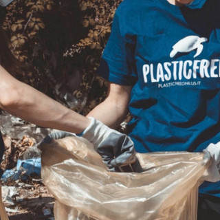 Guanti e pinze al parco di via Cantoni: Plastic Free apre la stagione a Castellanza