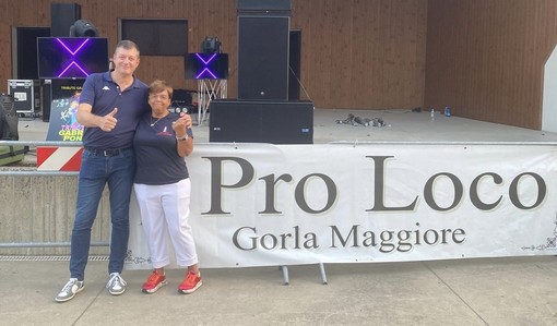 La presidente della Pro Loco Maria Rosa Petruzzi con il sindaco di Gorla Maggiore Pietro Zappamiglio