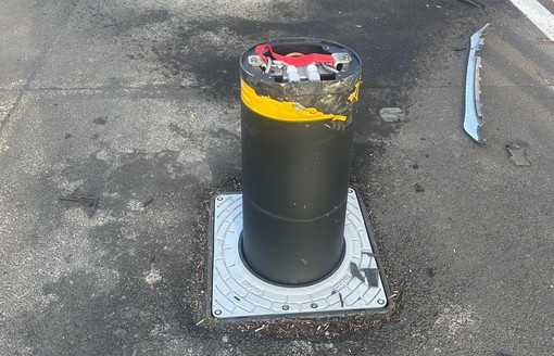Pilomat più volte abbattuti in viale Stelvio. La dirigente dell'Ite Tosi: «Indignata da questi adulti che si comportano da padroni del mondo»