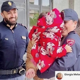 Poliziotti scortano papà che porta figlia in ospedale: salva