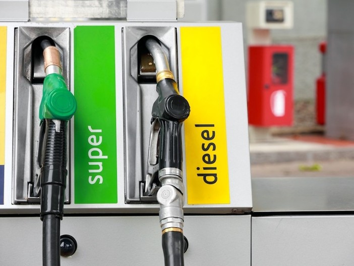 Carburanti, l’allarme dei consumatori: stangata benzina, quasi 9 euro in più per un pieno