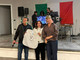 L’ideatore e fondatore dell’associazione Passaparola Devis Martinello, la past president del Rotary Club Ticino Olimpia Mariotti con la nuova pettorina per i volontari dell’associazione Passaparola e l’attuale presidente Luana Cattaneo L’ideatore e fondatore dell’associazione Passaparola Devis Martinello, la past president del Rotary Club Ticino Olimpia Mariotti con la nuova pettorina per i volontari dell’associazione Passaparola e l’attuale presidente Luana Cattaneo