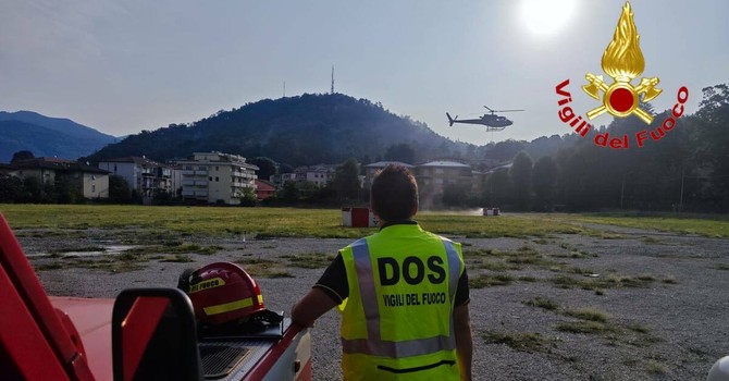 Continua a bruciare ma è sotto controllo l'incendio di Como. Ancora odore di fumo in alcune zone del Varesotto Continua a bruciare ma è sotto controllo l'incendio di Como. Ancora odore di fumo in alcune zone del Varesotto