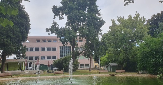 Il parco di via Foscolo, teatro del primo episodio segnalato il giorno di Natale, quando un uomo ha seguito madre e figlia durante una passeggiata con i cani