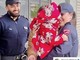 Poliziotti scortano papà che porta figlia in ospedale: salva