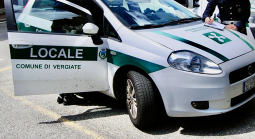 Un'auto della polizia locale di Vergiate (foto d'archivio) Un'auto della polizia locale di Vergiate (foto d'archivio)