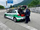 Sessantenne guida mentre si beve una birra: patente ritirata