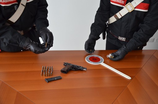Castellanza, nascondeva in casa una pistola carica e proiettili di vario calibro: arrestato