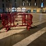 Le transenne posizionate nel 2024 intorno alle lastre sollevate