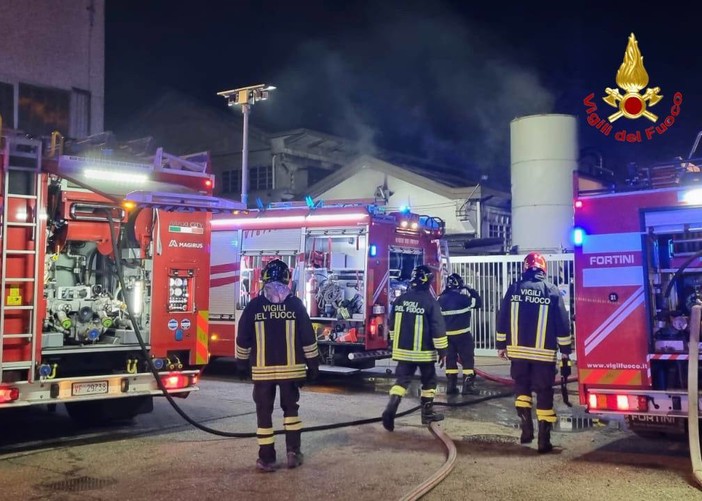 FOTO. Sabato sera di fuoco a Castano Primo: fiamme in fabbrica