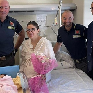 Fiamme gialle e fiocco rosa: donna incinta bloccata nel traffico scortata in ospedale per partorire