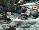 I vigili del fuoco impegnati nelle ricerche in Valtellina. Sotto: i soccorsi nella Bergamasca