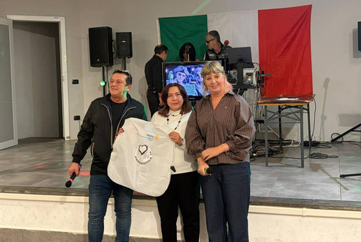 L’ideatore e fondatore dell’associazione Passaparola Devis Martinello, la past president del Rotary Club Ticino Olimpia Mariotti con la nuova pettorina per i volontari dell’associazione Passaparola e l’attuale presidente Luana Cattaneo