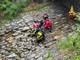 Schianto sulla Provinciale a Cittiglio, motociclista sbalzato nel torrente Boesio: interviene l'elisoccorso