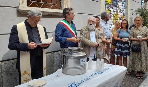 Pizzolato, accanto al sindaco Cassani, alla Contrada del brodo