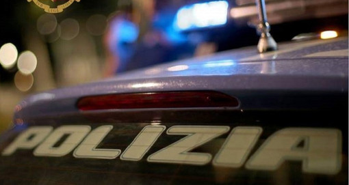 Giovane aggredito a calci e pugni sul treno per Varese: la polizia di Busto arresta tre uomini per tentata rapina