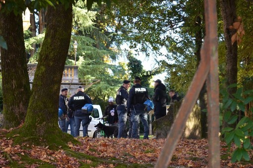 L'operazione delle forze dell'ordine a Villa Augusta e, sotto nella seconda foto in gallery, in piazza Repubblica L'operazione delle forze dell'ordine a Villa Augusta e, sotto nella seconda foto in gallery, in piazza Repubblica