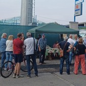 I cittadini di via Goito si riuniscono sotto l’antenna per ribadire il loro no