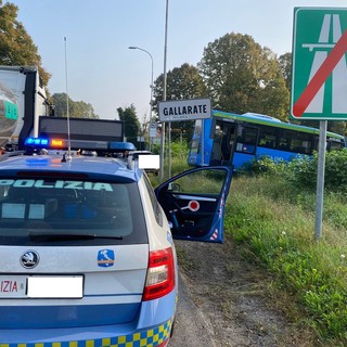 Pullman rubato nella notte spunta nel torrente